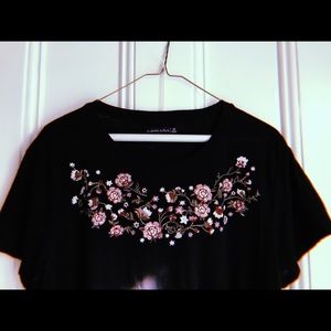 🍓Black shirt with pink flower embroidery